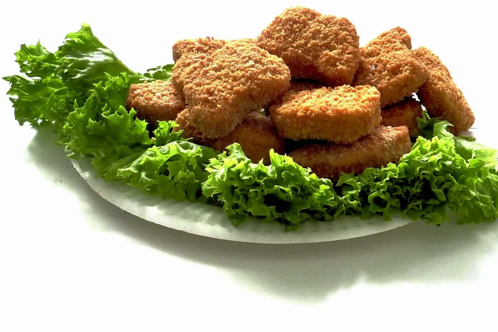 ricos nuggets de pollo con ensalada de lechuga